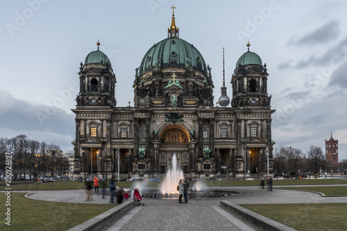 Berliner Dom und Berliner Fernsehturm und Rotes Rathaus bei Dämmerung