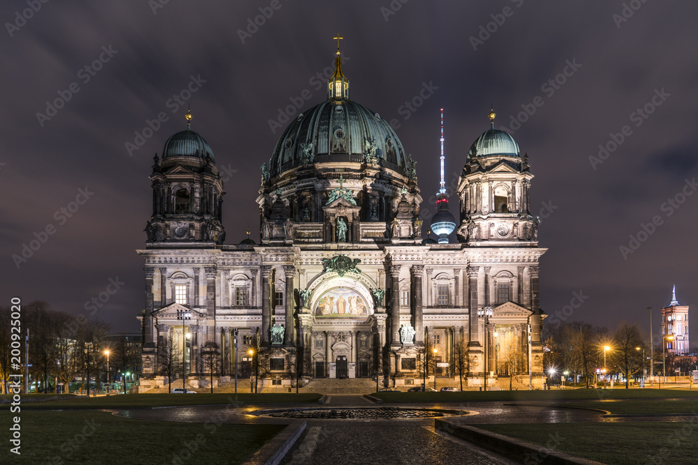 Berliner Dom und Berliner Fernsehturm und Rotes Rathaus bei Nacht