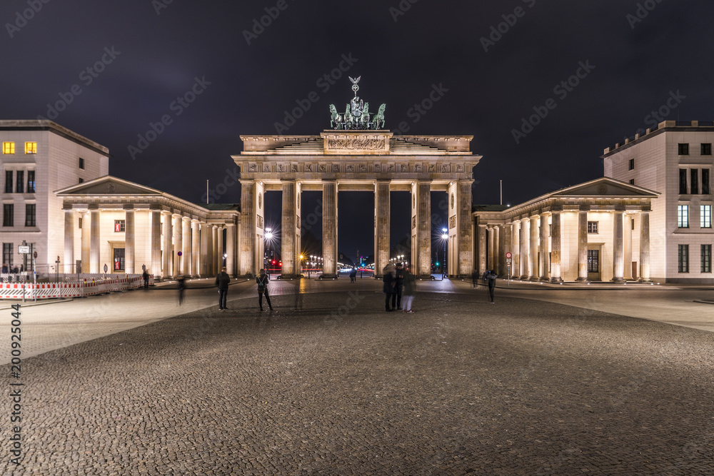Brandenburger Tor in Berlin bei Nacht mit Touristen