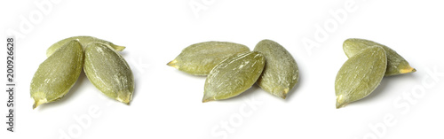 Foto raw pumpkin seeds isolated on white