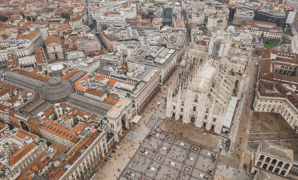Obraz premium Aerial view of Duomo di Milano