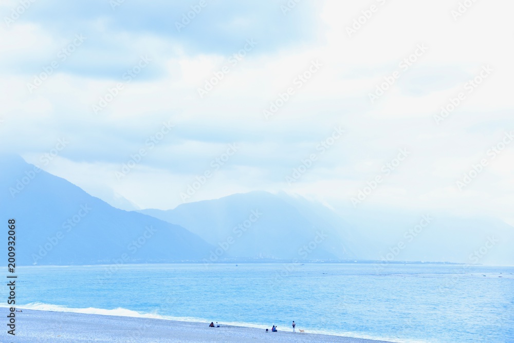 Fototapeta premium Beautiful Scenery of Mountains and the Pacific Ocean at Qixingtan Beach in Hualien County