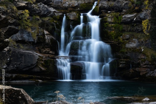 Fototapeta Naklejka Na Ścianę i Meble -  Catarata escondida entre las montañas