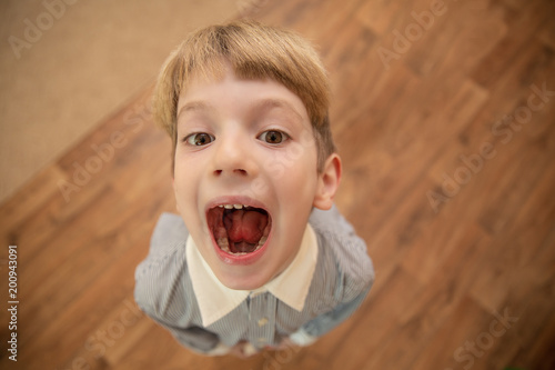 Fotografie little boy with a mouth open in screaming
