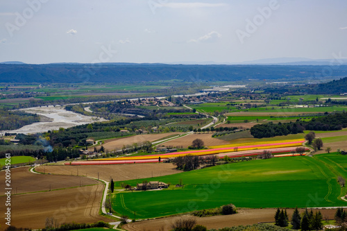 Vue panoramique depuis le village de Lurs (Alpes-de-Haute-Provence) au printemps sur la vallée de la Durance, le plateau de Valensole, les champs de tulipes. 