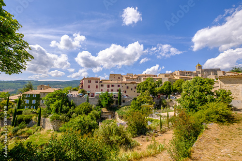 Vue sur lr village d'Aurel en été, Provence, France.  photo