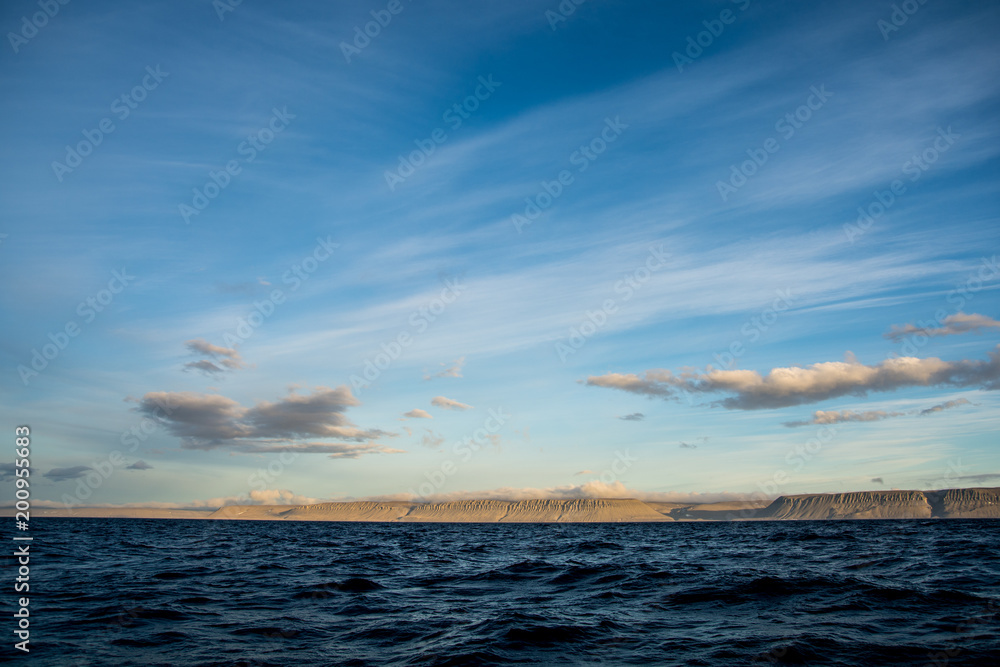 Obraz premium Shore of northern Canada. Sky and sun light in the morning.
