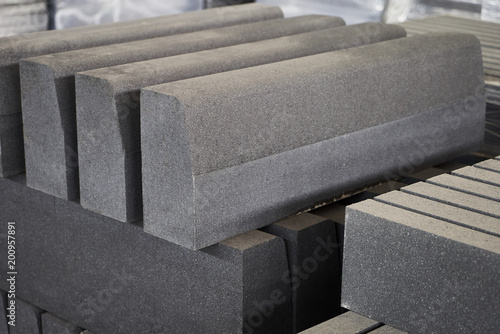 Konstfotografi Concrete road curbs at the factory for the production of cement products, paving