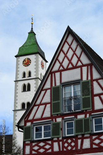 Mittelalterliches Fachwerkhaus vor der St. Martin Kirche in Wangen im Allgäu. © Hagen