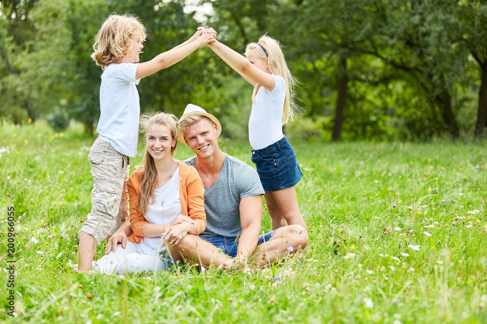 Fototapeta premium Kinder bauen Dach als Zeichen für ein Eigenheim