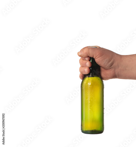 zielona butelka piwa w dłoni