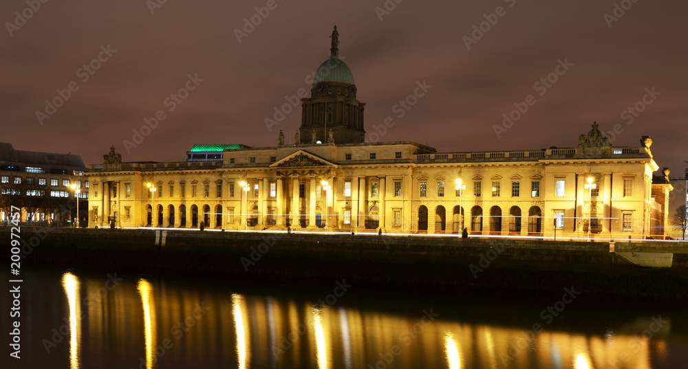 Naklejka premium Dublin at night