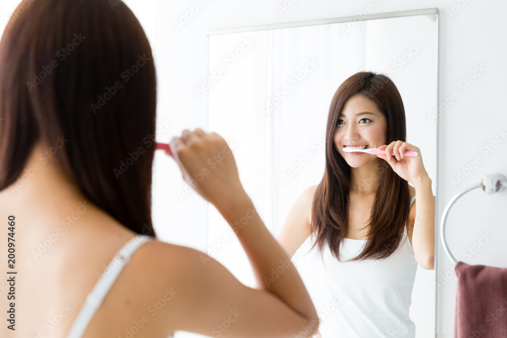女性 バスルーム 女性 バスルーム