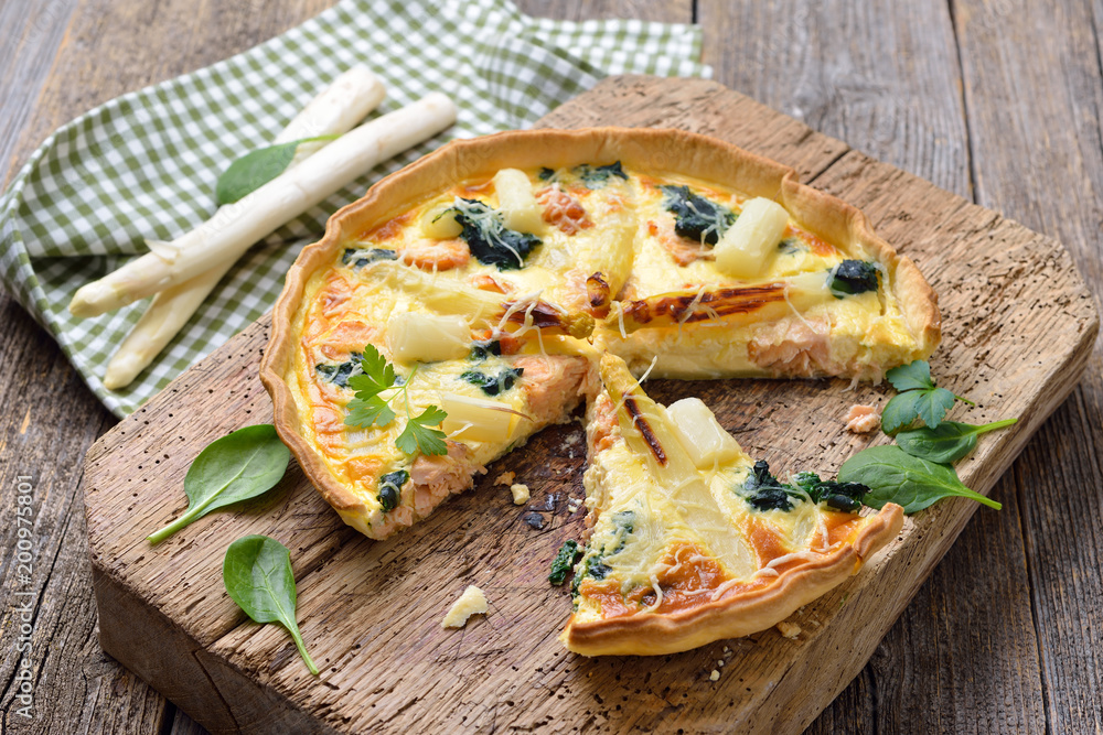 Leckerer Tarte mit frischem weißem Spargel, Räucherlachs und Spinat - Baked quiche with fresh white asparagus, smoked salmon and spinach Leckerer Tarte mit frischem weißem Spargel, Räucherlachs und Spinat - Baked quiche with fresh white asparagus, smoked salmon and spinach