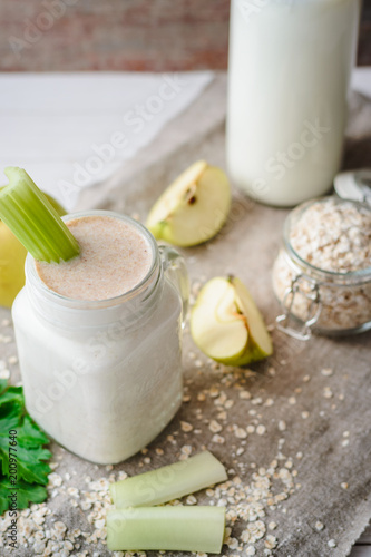 smoothies with oat flakes, apple and celery