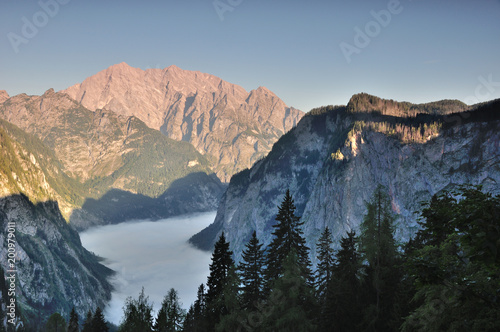 Frühnebel über Königssee und Obersee, Watzmann Ostwand in der Sonne am frühen Morgen