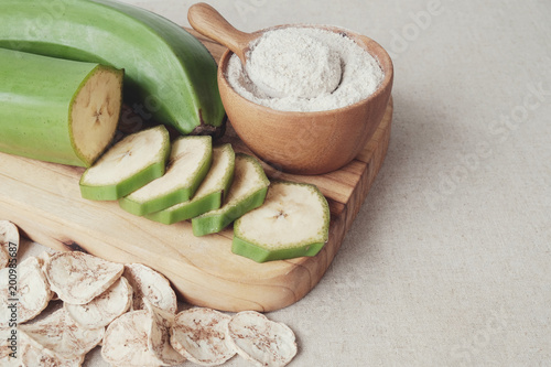 Bilde på lerret Raw and dried green bananas, plantain flour, resistant flour, prebiotic food