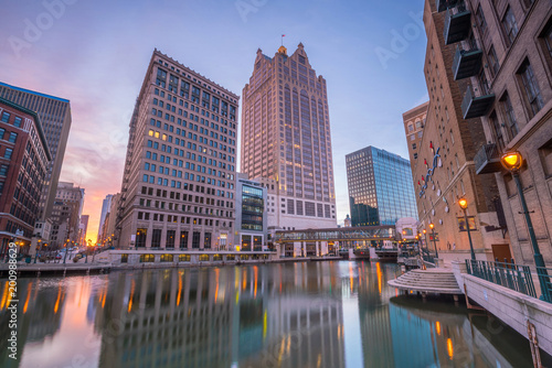 Cuadro en lienzo Downtown skyline with Buildings in Milwaukee USA