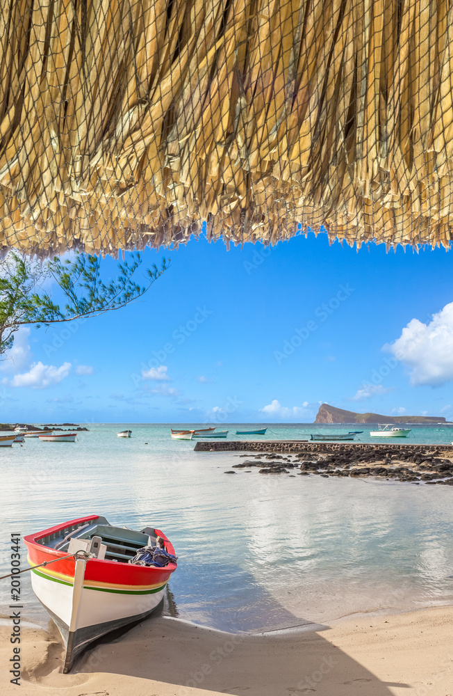 plage de Cap Malheureux sous rebord de parasol de paille, Bain Boeuf ...