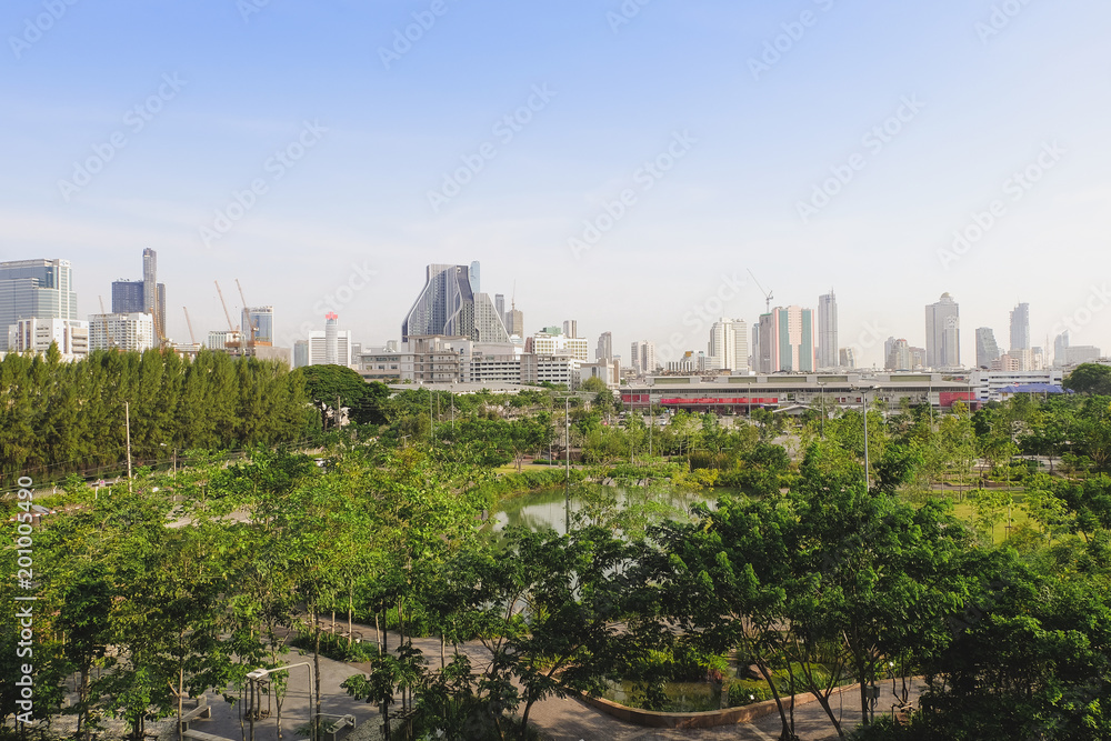 Fototapeta premium Pejzaż miejski i naturalny widok na bangkok, Tajlandia, z wysokiego położenia w słoneczny dzień