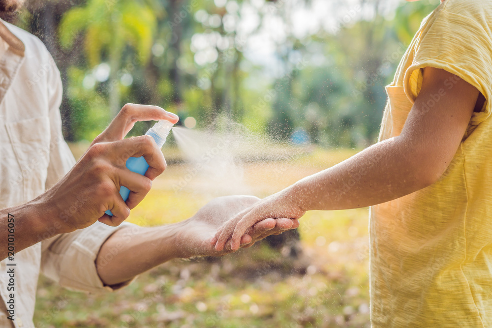 Εκτύπωση καμβά dad and son use mosquito spray