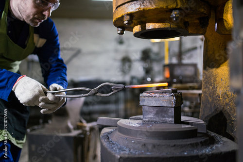 Foto brutal man forges iron