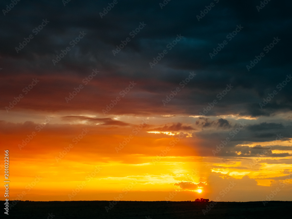 Sunrise Sky Background. Natural Bright Dramatic Sky In Sunset Dawn Sunrise Sky Background. Natural Bright Dramatic Sky In Sunset Dawn