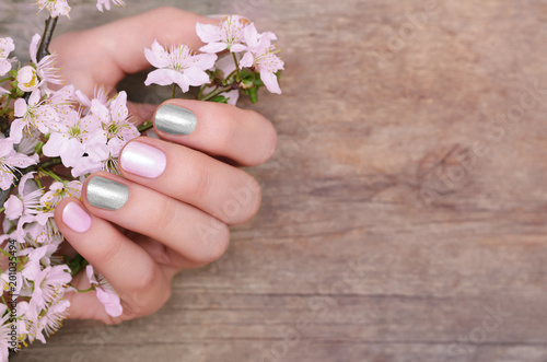 Murais de parede Female hands with pink and silver nail design