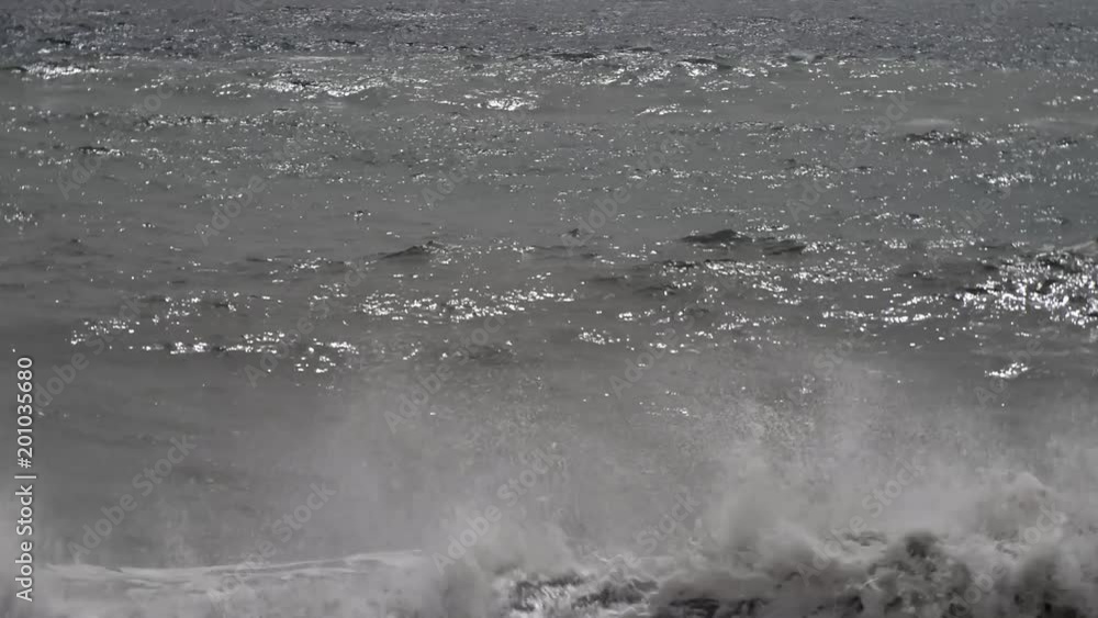 onde fragorose si infrangono sulla spiaggia in una giornata tempestosa con forti raffiche di vento onde fragorose si infrangono sulla spiaggia in una giornata tempestosa con forti raffiche di vento