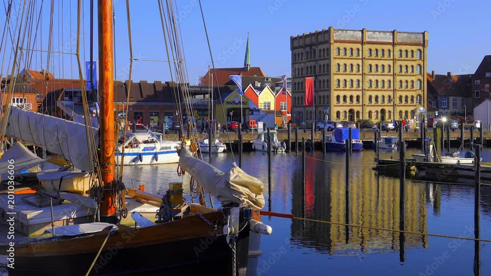 Eckernförde Hafen Speicher Hafenbeken Boote und blauer Himmel