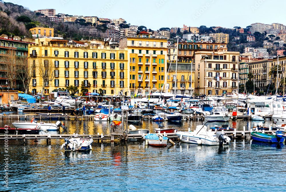 Der malerische Yachthafen Santa Lucia in Neapel, Campania, Italien, Europe
