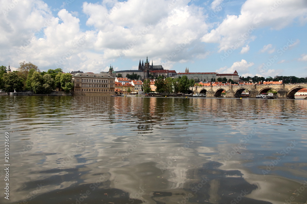 Vista del castillo de Praga, desde el rio Moldava, República Checa.