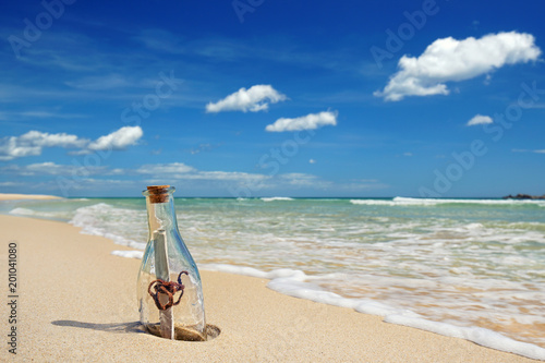 geheimnisvolle Flaschenpost am Strand
