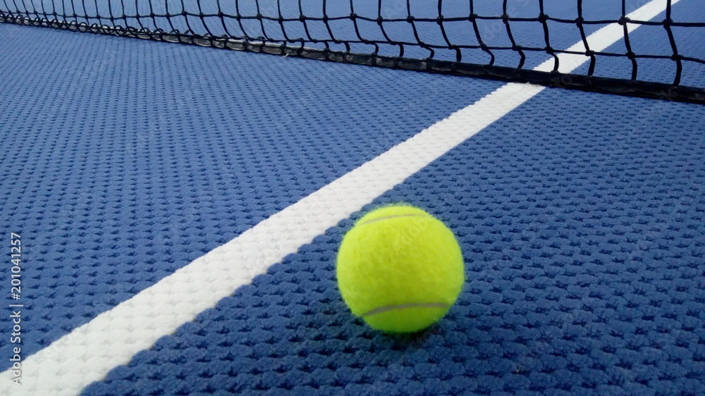 Tennisball auf einem Indoor Tennisplatz