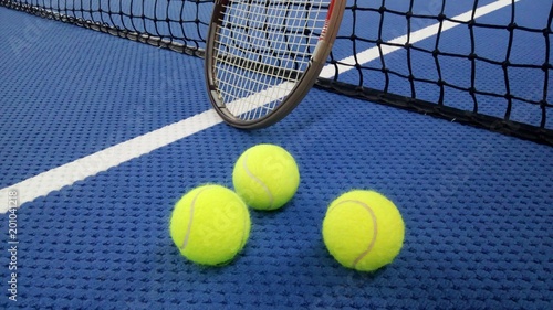 Tennisschläger mit Tennisbällen auf einem Indoor Tennisplatz © pattilabelle