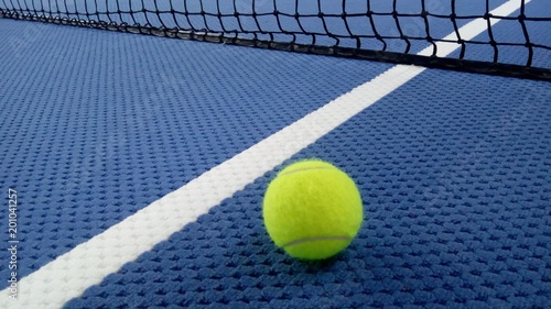 Tennisball auf einem Indoor Tennisplatz © pattilabelle