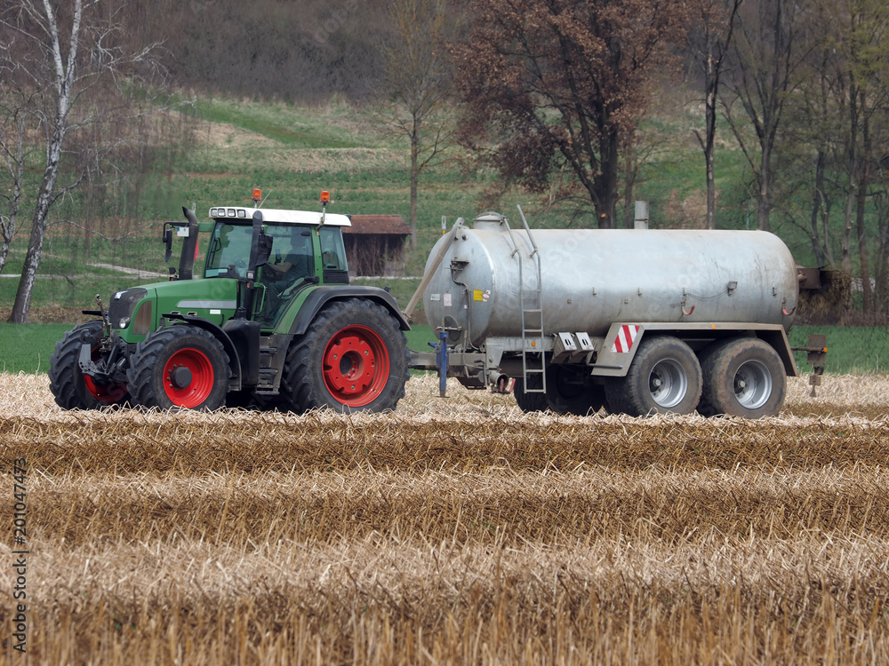 Obraz premium Traktor beim Düngen