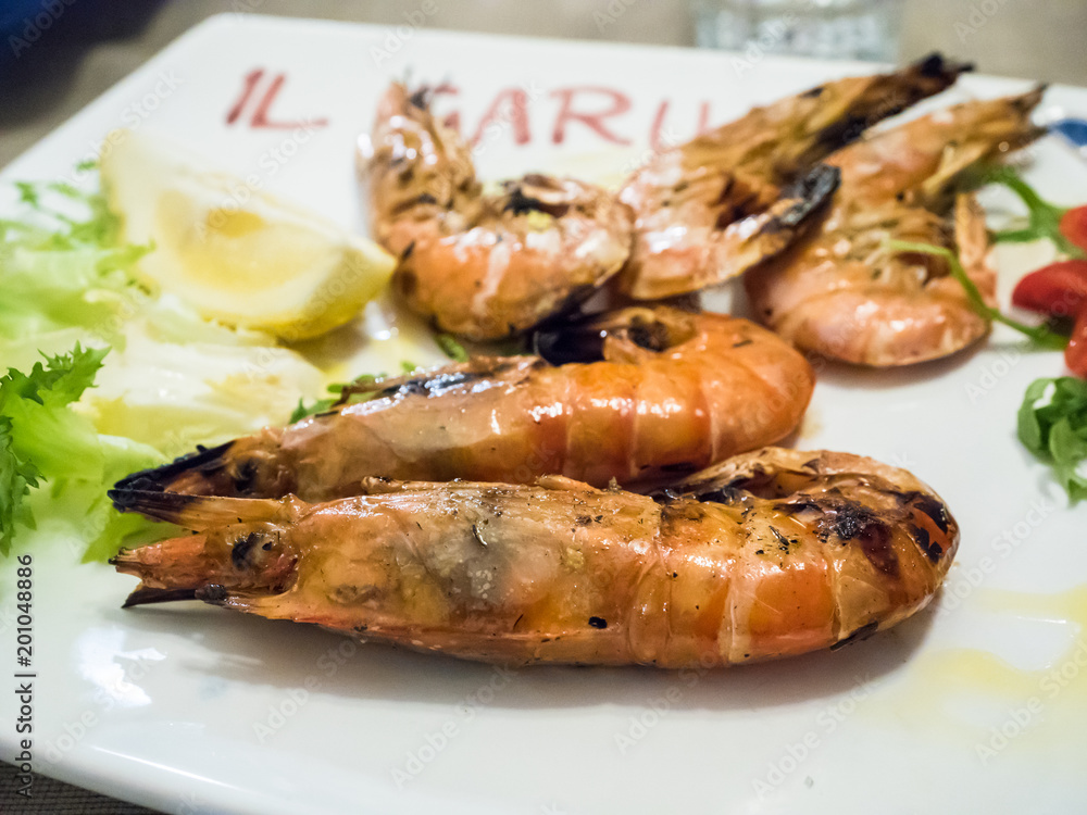 Gamberi alla brace in un ristorante italiano