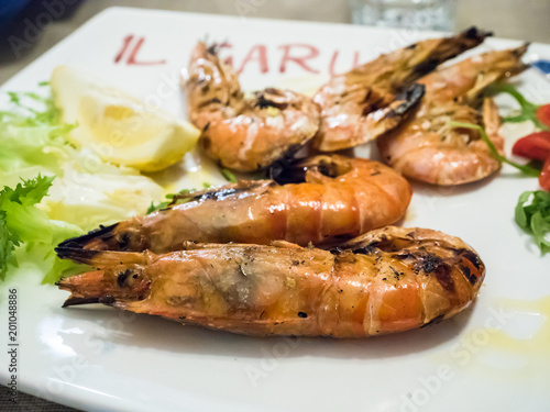 Gamberi alla brace in un ristorante italiano