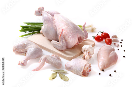 Świeże mięso z kurczaka. Kompozycja mięsna na białym tle.