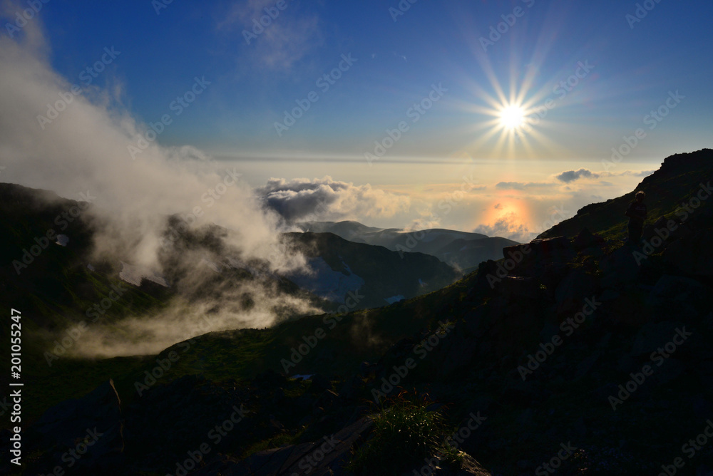 鳥海山の山頂から日本海に沈む太陽