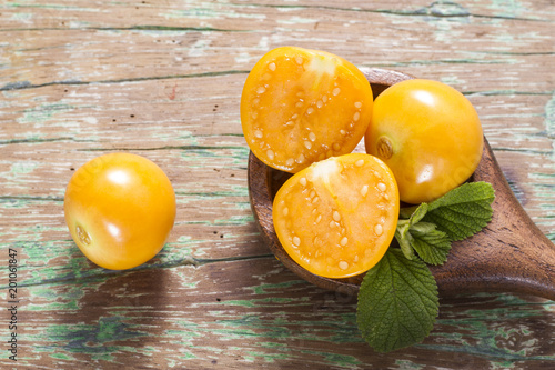Tableau sur toile fruit of cape gooseberry, uvilla on wooden background
