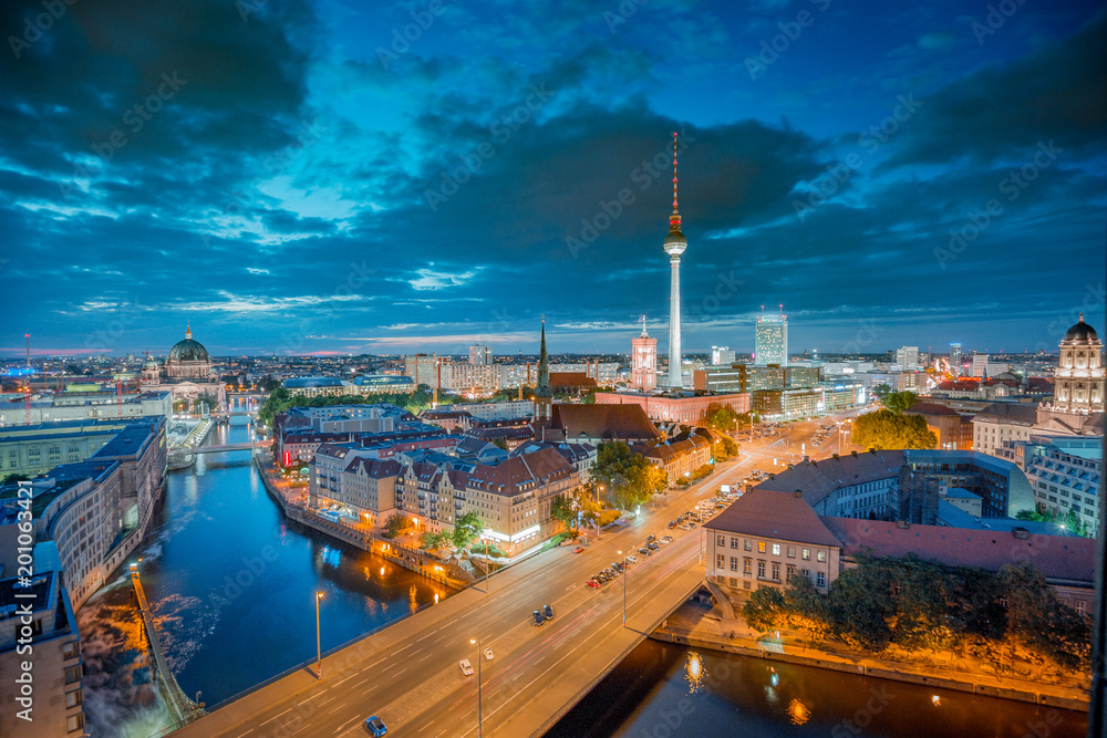 Fototapeta premium Berlin skyline with Spree river at night, Germany