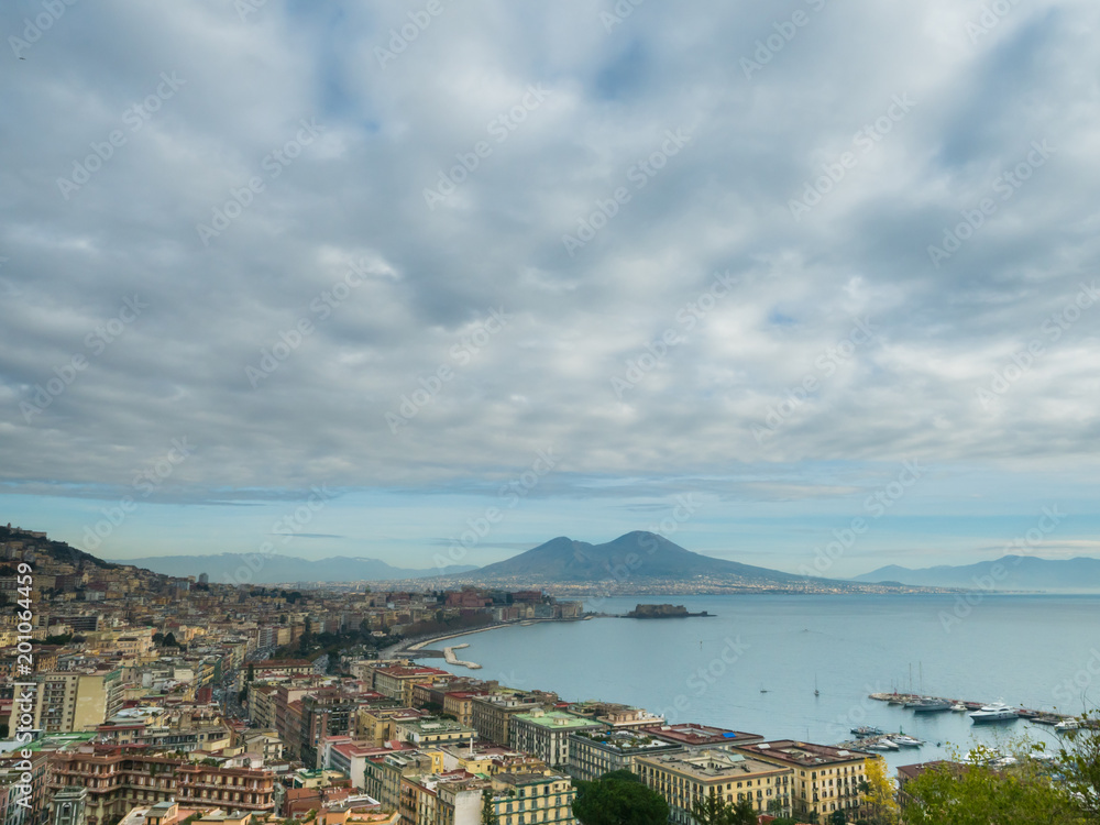 Cartolina di Napoli. Il golfo di Napoli, a sinistra la città, col vulcano Vesuvio sullo sfondo in una giornata nuvolosa