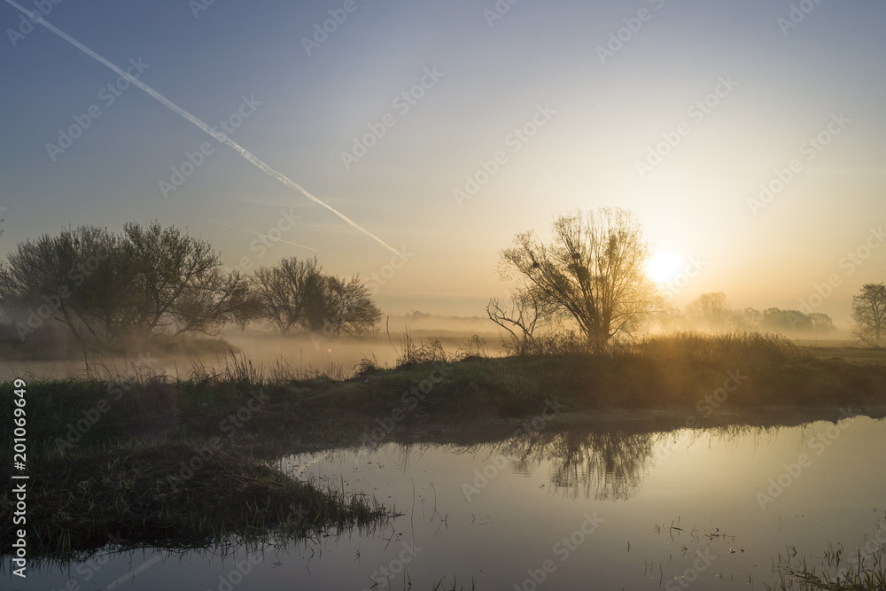 Fototapeta premium wschód słońca nad Bzurą