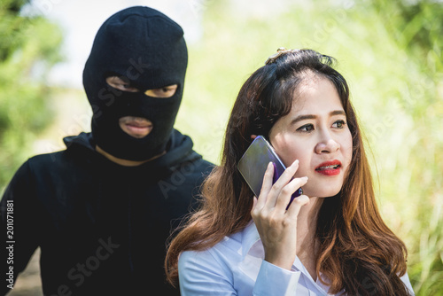 Fotografi The robber man holding a knife Is going to rob