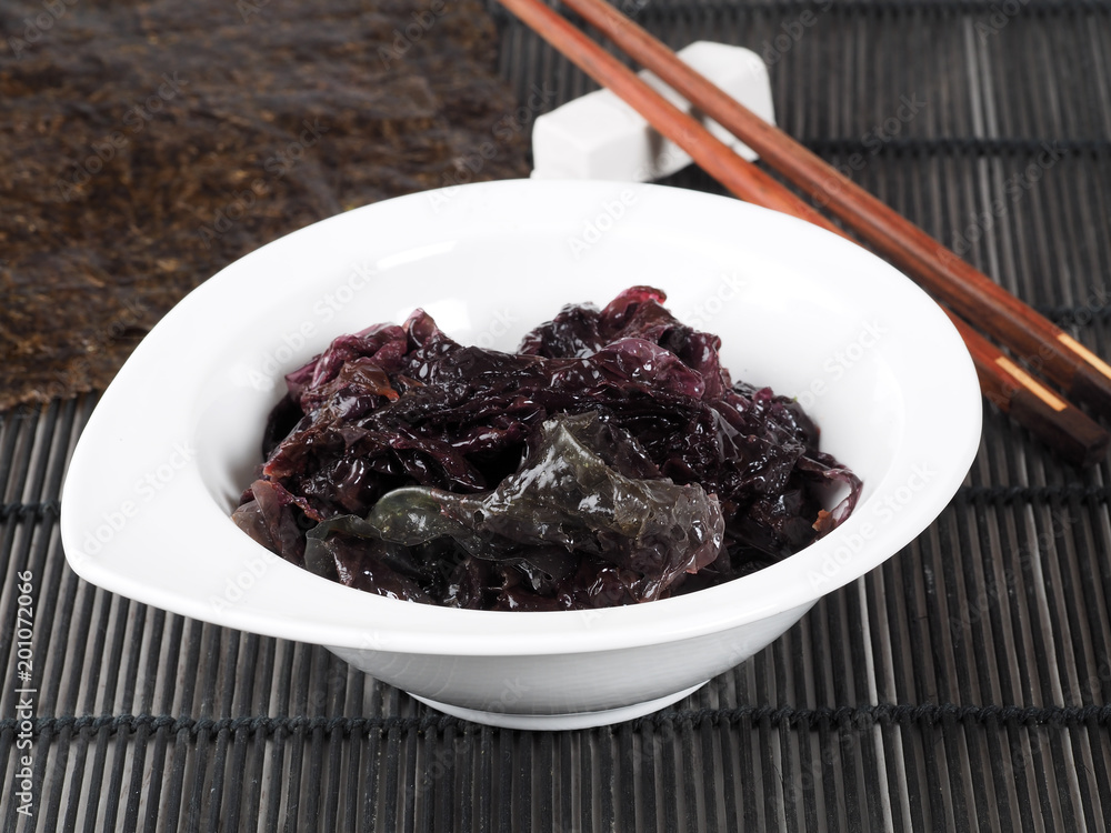 Nori Seaweed – Alga Nori
Edible seaweed of the red algae. Binomial name: Porphyra Umbilicalis. It is used in dried sheets to wrap the sushi. Nori Seaweed – Alga Nori
Edible seaweed of the red algae. Binomial name: Porphyra Umbilicalis. It is used in dried sheets to wrap the sushi.