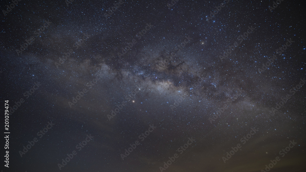 Fototapeta premium Galaktyka Drogi Mlecznej z gwiazdami i kosmicznym pyłem we Wszechświecie, Fotografia z długim czasem naświetlania, z ziarnem.
