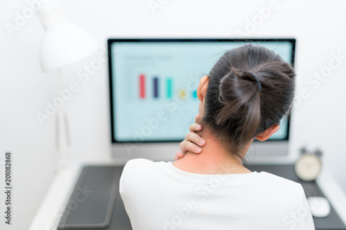 Fotografi young women neck and shoulder pain injury with red highlights on pain area, heal