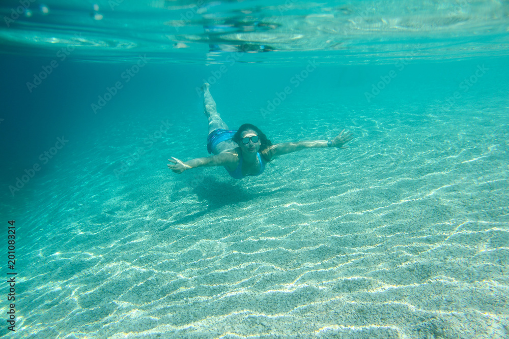 Obraz premium Woman swimming underwater
